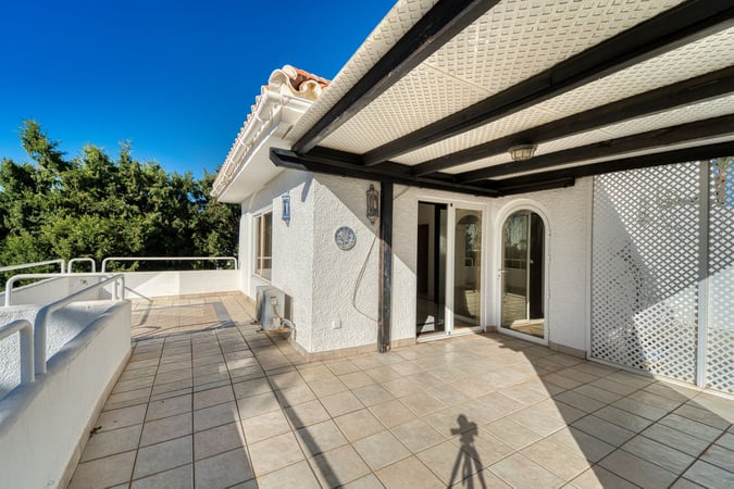 Villa in Nueva Andalucia - view 1