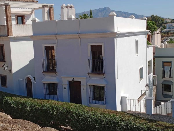 House in Estepona - view 1