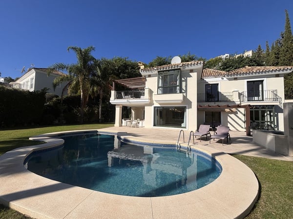 Villa in Benahavis - view 1