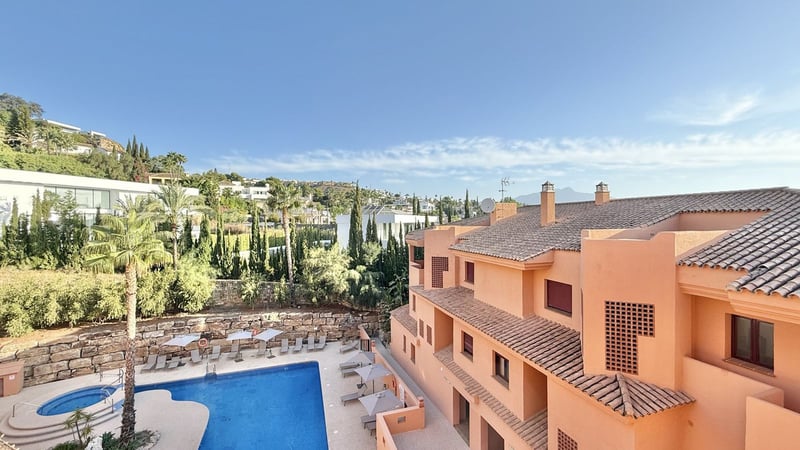 Apartment in Benahavis - view 1