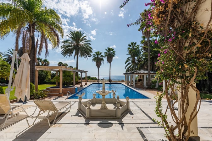 Villa in Estepona - view 1