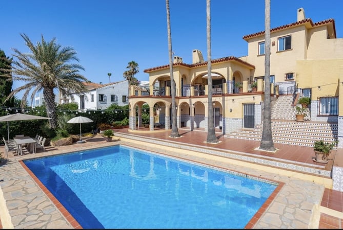 Villa in Estepona - view 1