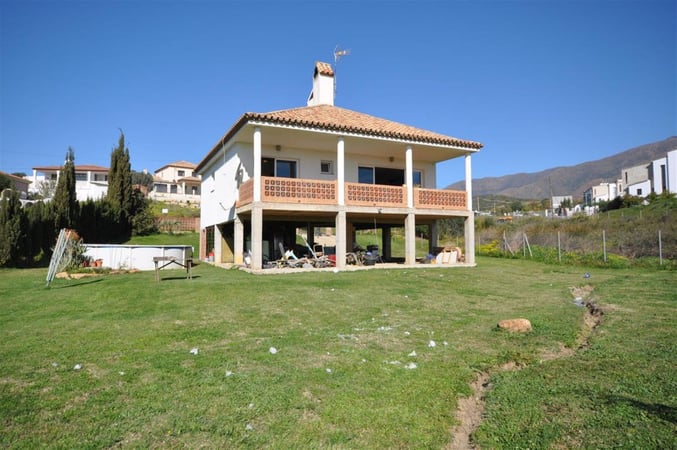 Villa in Estepona - view 1