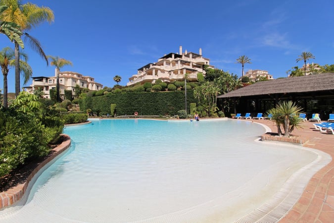 Apartment in Benahavis - view 1