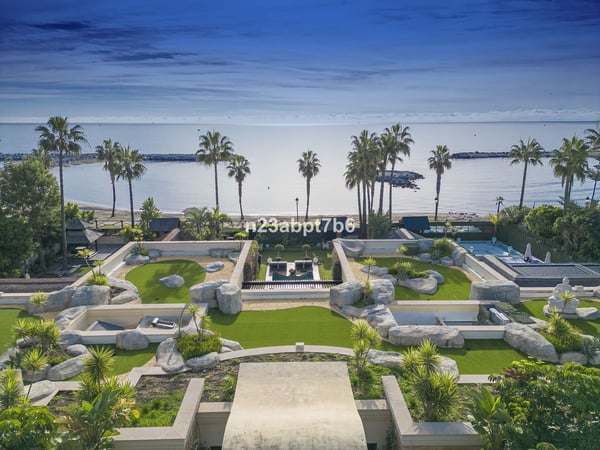 Villa in Puerto Banus - view 1