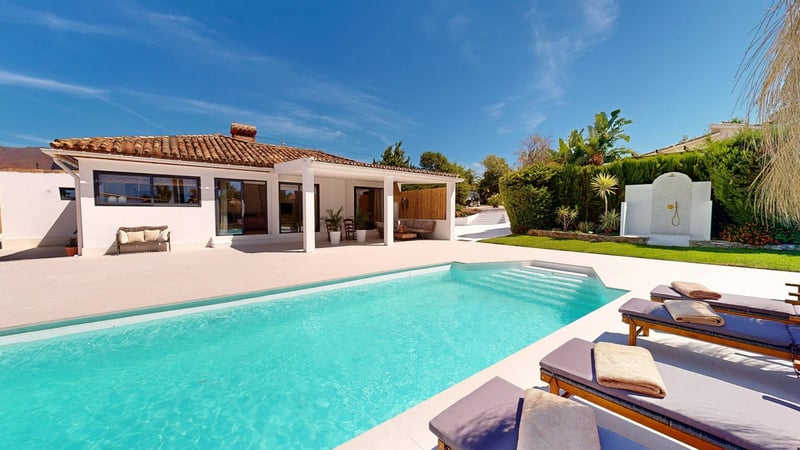 Villa in Estepona - view 1