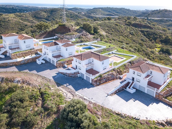 Villa in Estepona - view 1