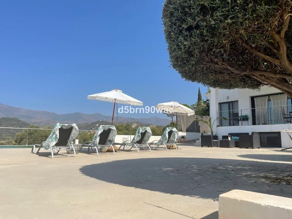 Villa in Estepona - view 1