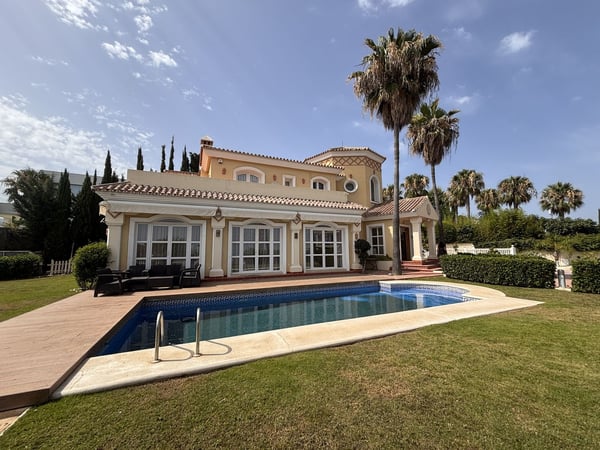 Villa in Estepona - view 1