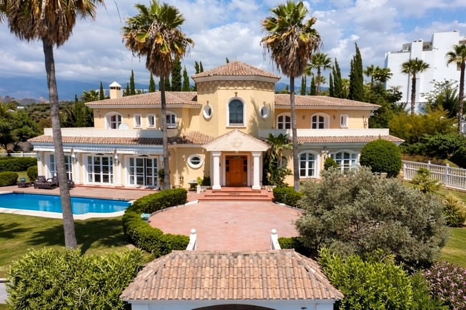 Villa in Estepona - view 1