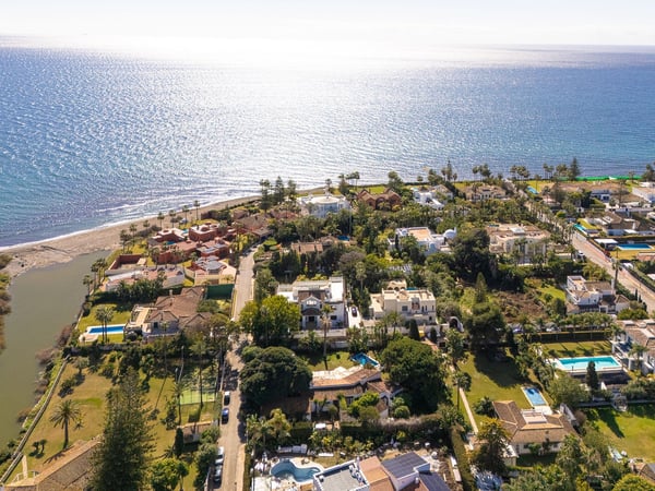 Villa in Guadalmina - view 1