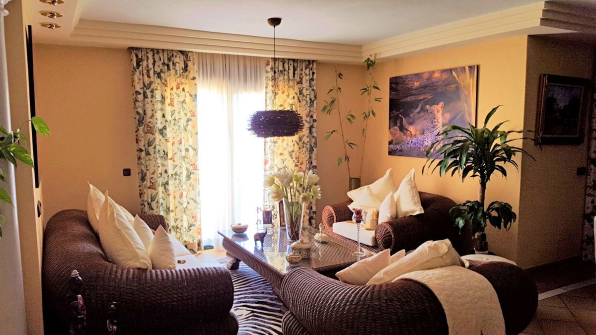 Villa in Estepona - Image 3