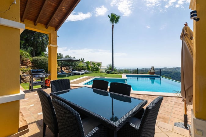 Villa in Benahavis - view 1