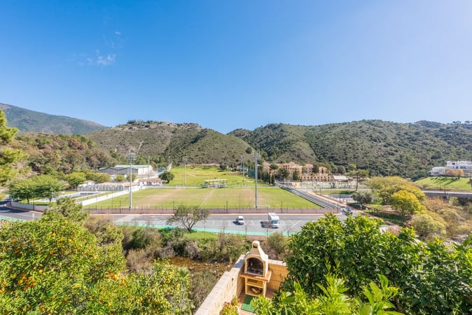 Apartment in Benahavis - view 1