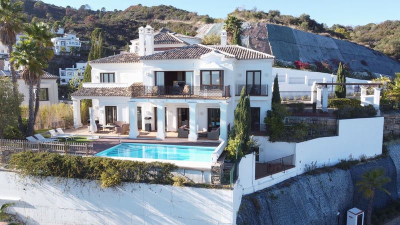 Villa in Benahavis - view 1