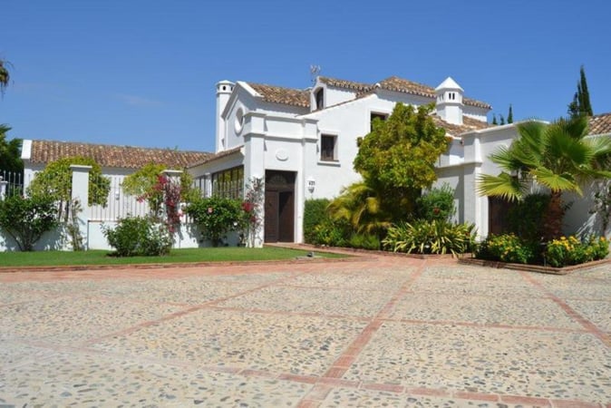 Villa in Guadalmina - view 1