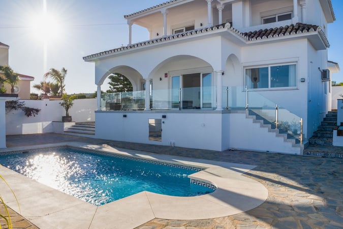 Villa in La Duquesa - view 1