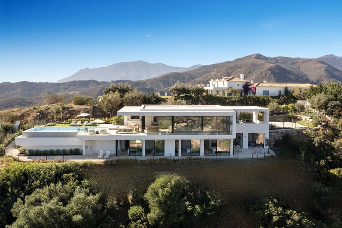 Villa in Benahavis - view 1