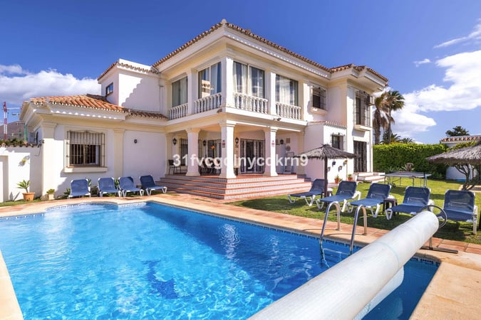 Villa in Estepona - view 1