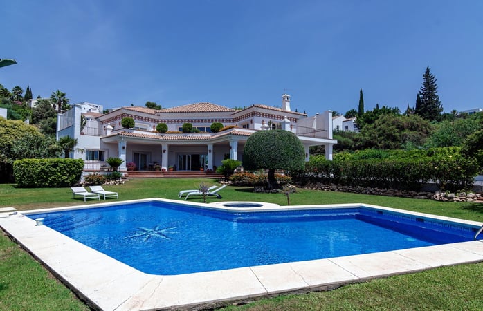 Villa in Benahavis - view 1