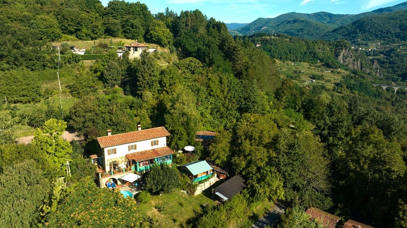 House in Camporgiano - view 1