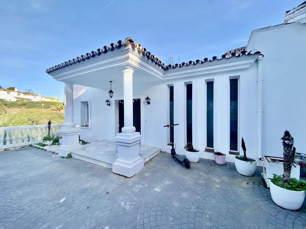 Villa in Sitio de Calahonda - view 1
