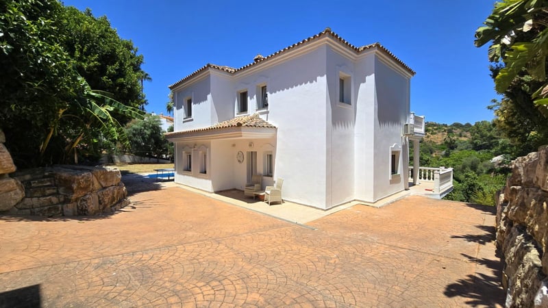 Villa in Sitio de Calahonda - view 1