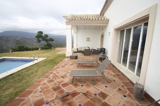 Villa in Istan - view 1