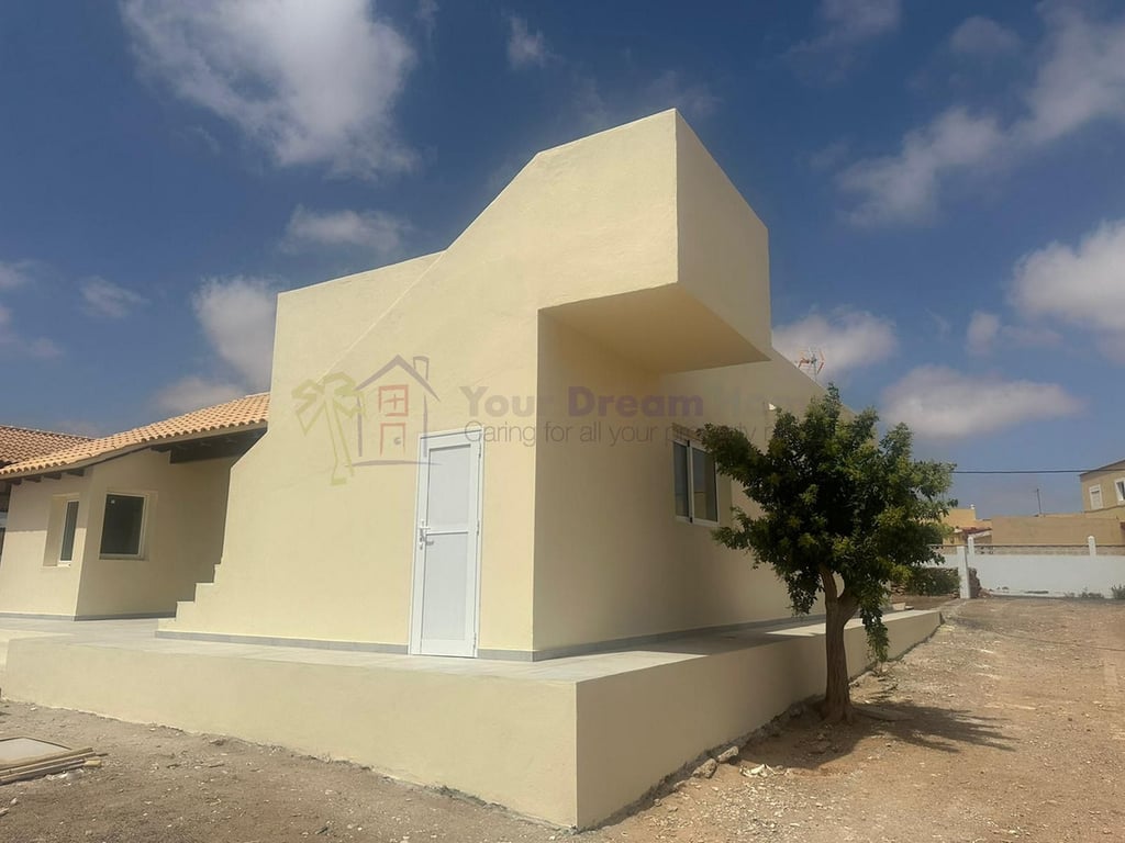 House in Triquivijate - Image 3