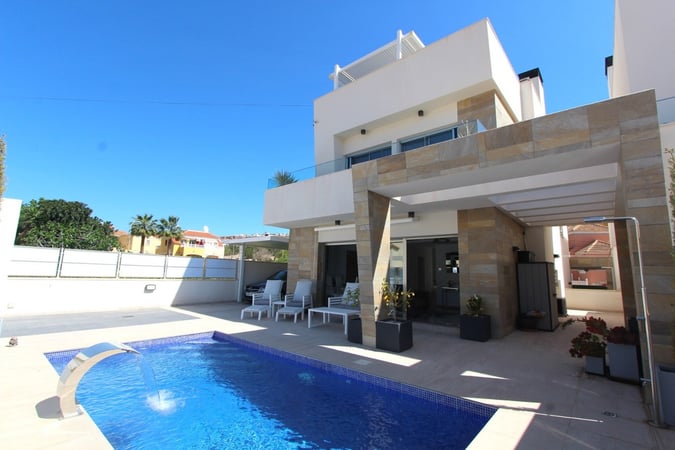 Villa in Villamartin - view 1