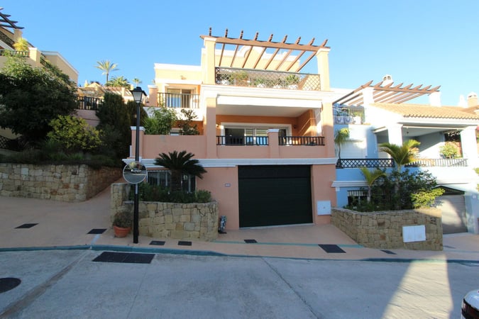 House in Nueva Andalucia - view 1