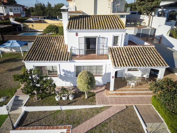 Villa in Estepona - view 1