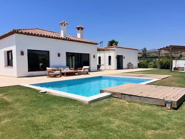 Villa in Estepona - view 1
