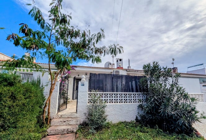 House in Urbanizacion El Raso - view 1