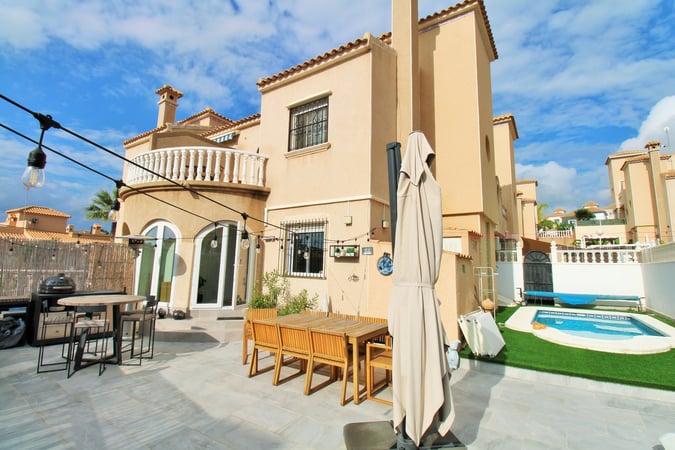 Villa in Villamartin - view 1