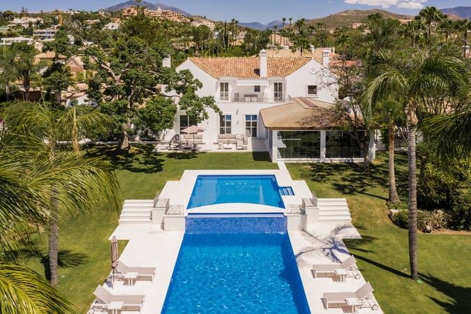 Villa in Nueva Andalucia - view 1