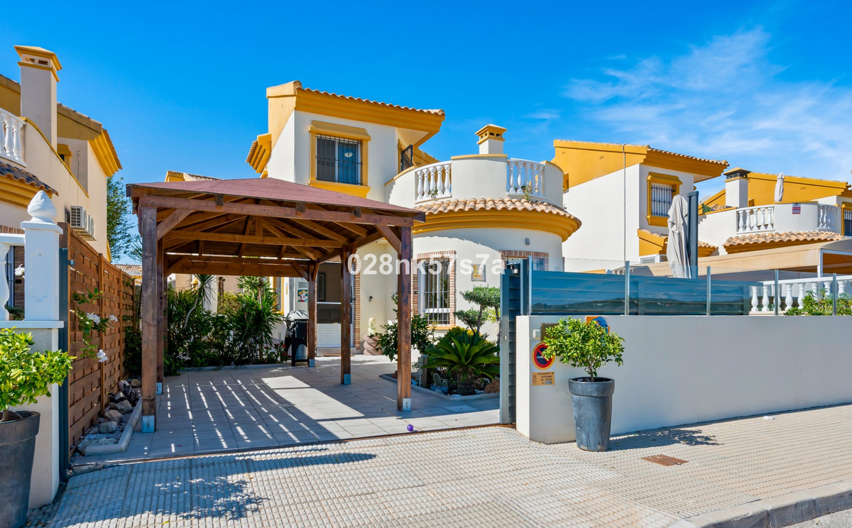 Villa in Urbanizacion El Raso - Image 2