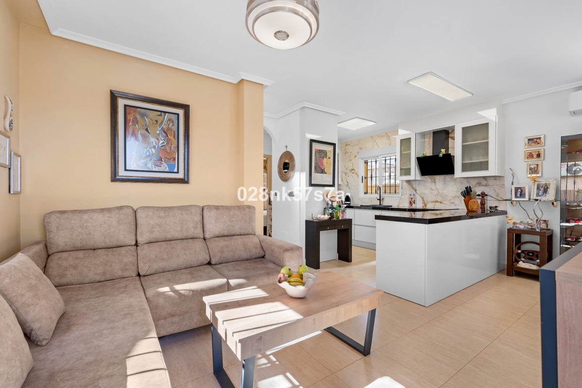 Villa in Urbanizacion El Raso - Image 3