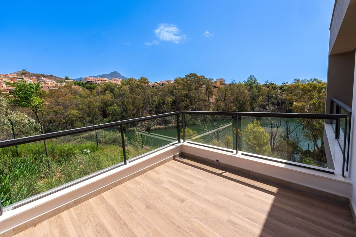 Apartment in Nueva Andalucia - Image 2