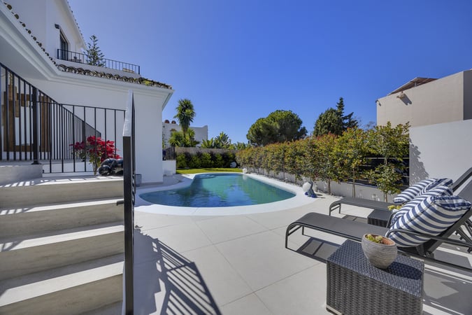 Villa in Guadalmina - view 1