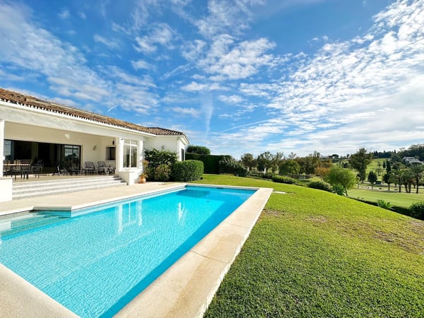 Villa in El Paraiso - view 1