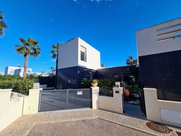 Villa in Villamartin - view 1