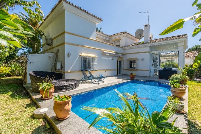 Villa in Marbella Del Este - view 1