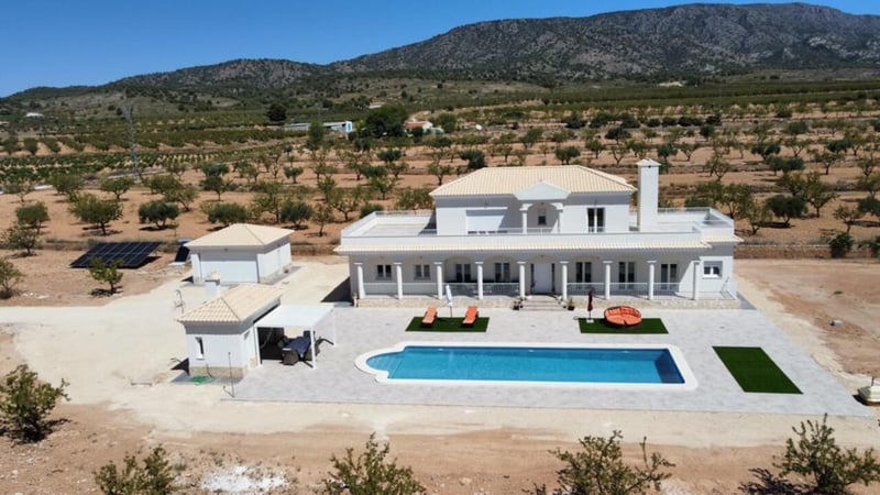 Villa in Pinoso - view 1