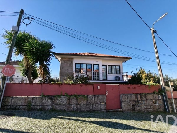 House in Milheiros - view 1