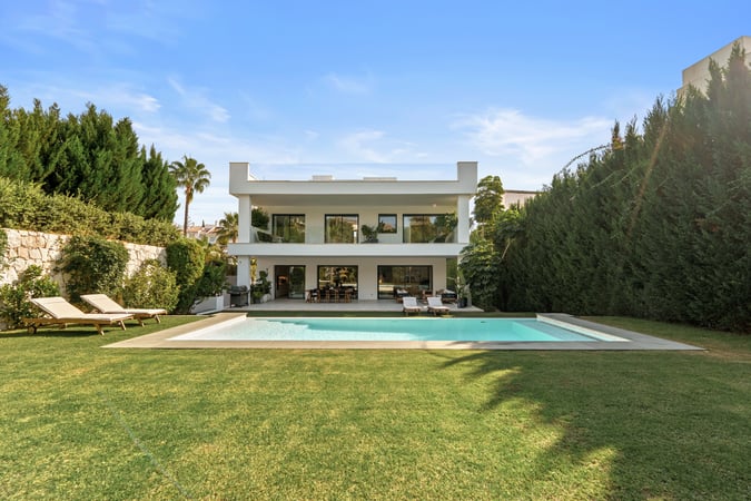 Villa in Nueva Andalucia - view 1