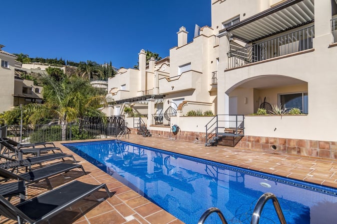 Apartment in Benahavis - view 1