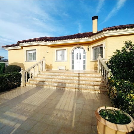 Villa in Desamparados - view 1