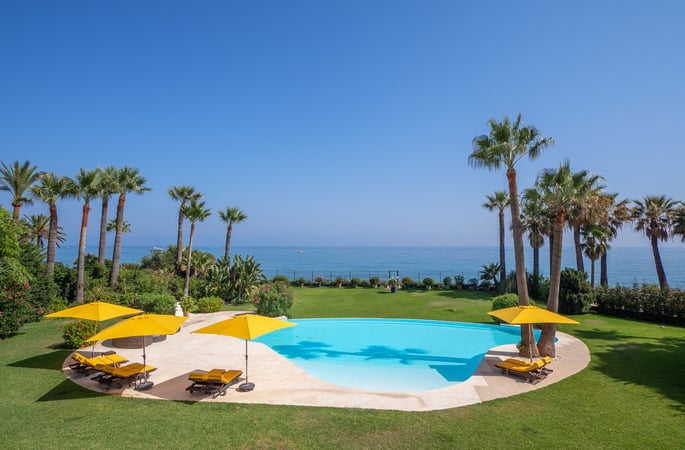 Villa in El Paraiso - view 1