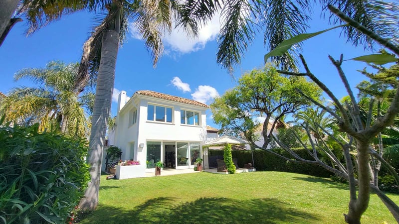 Villa in Sitio de Calahonda - view 1